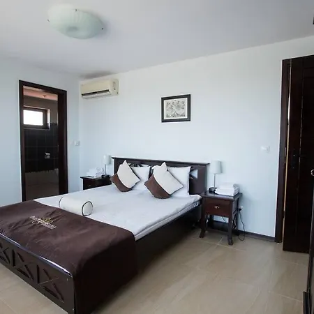 Vilă Large And Luminous Private Villa, With Pool. Balcic
