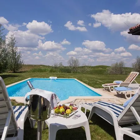 Large And Luminous Private Villa, With Pool. Villa